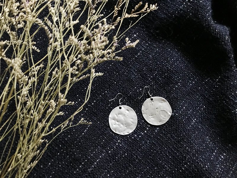 Simple and irregular hand touch metal disc earrings - Earrings & Clip-ons - Other Metals Silver