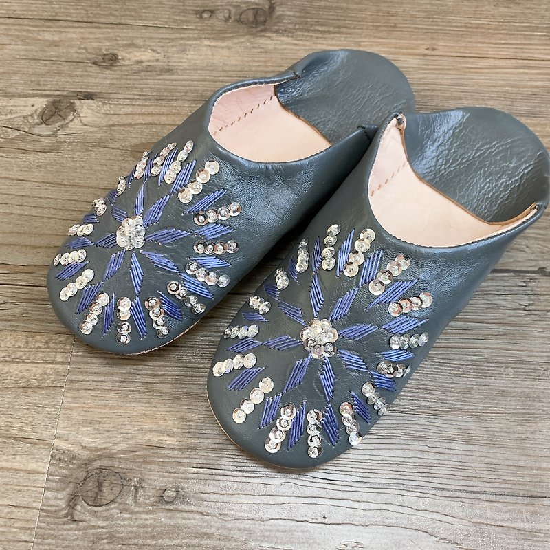 Moroccan babouche indoor slippers, bright tiles, vast starry sky - รองเท้าแตะในบ้าน - หนังแท้ สีเทา