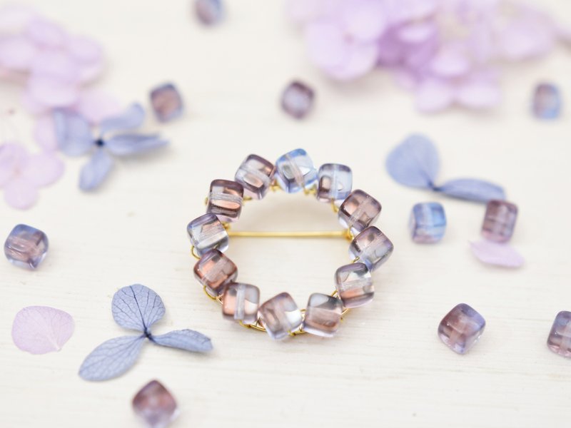 【ブローチ・Sサイズ】くすみカラーの紫陽花色　琥珀糖 リース - 胸針 - 玻璃 紫色