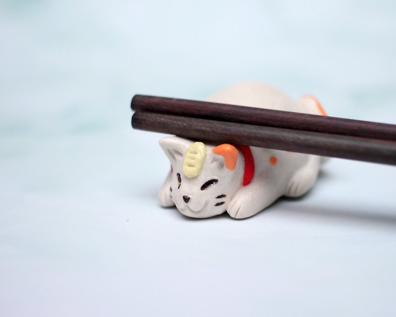 Lucky cat decorative porcelain doll chopstick holder - Stuffed Dolls & Figurines - Porcelain White