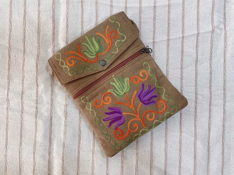 印度喀什米爾 手工麂皮信封包 - 奶棕佐鬱金香刺繡 - 側背包/斜背包 - 真皮 咖啡色