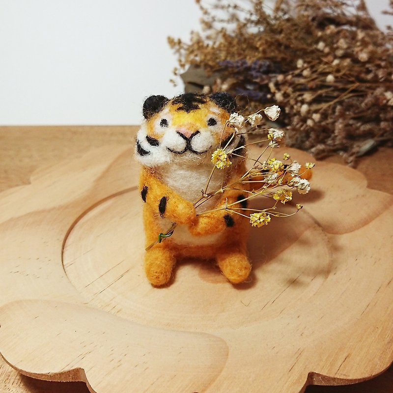 Take the flower little tiger wool felt doll to heal and give gifts to dry flowers all over the sky - Stuffed Dolls & Figurines - Wool Orange