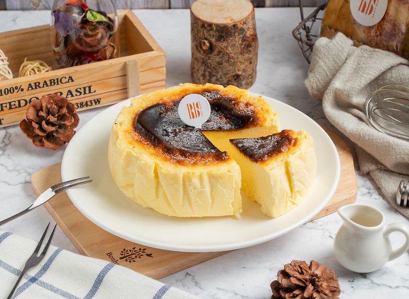 Classic Vanilla Basque Cake (5") - เค้กและของหวาน - อาหารสด สีส้ม