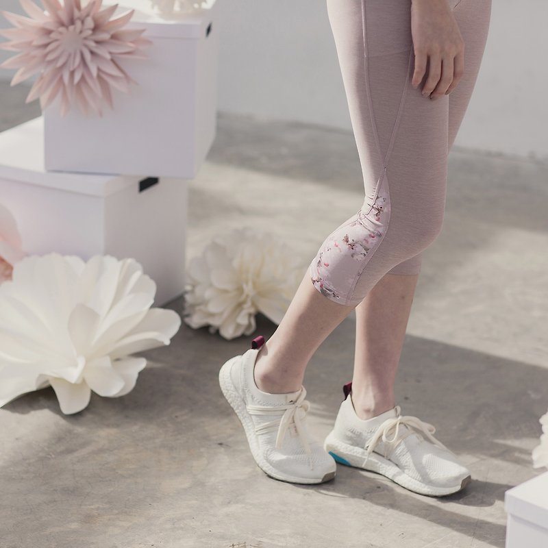 Flower Vibe Capri - Hazelnut - 運動褲/緊身褲 - 其他人造纖維 粉紅色