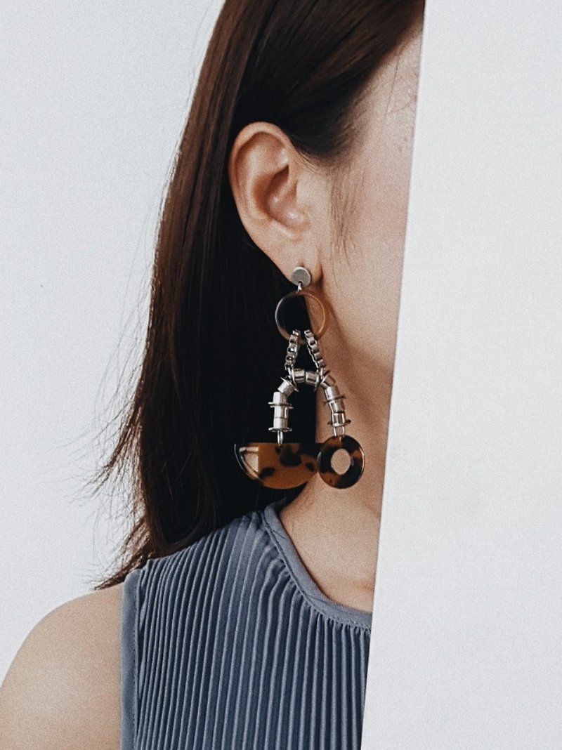 MAYA Earrings :SILVER - 耳環/耳夾 - 其他材質 銀色