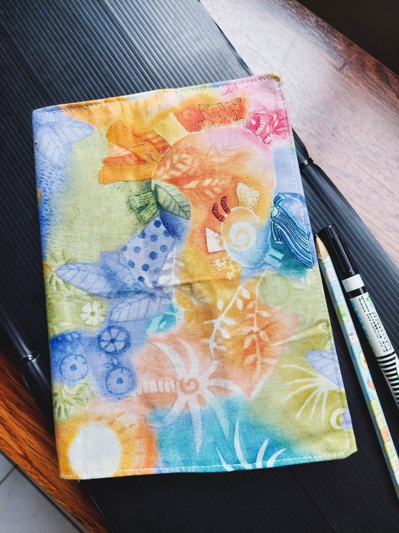 Cloth book cover-colorful lying-adjustable book cover - ปกหนังสือ - ผ้าฝ้าย/ผ้าลินิน 