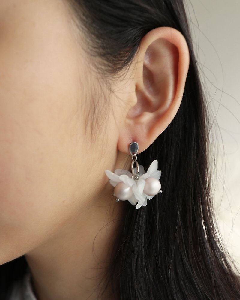 Plumeria in Pink Pearl | Flower Earrings - ต่างหู - อะคริลิค สีเงิน