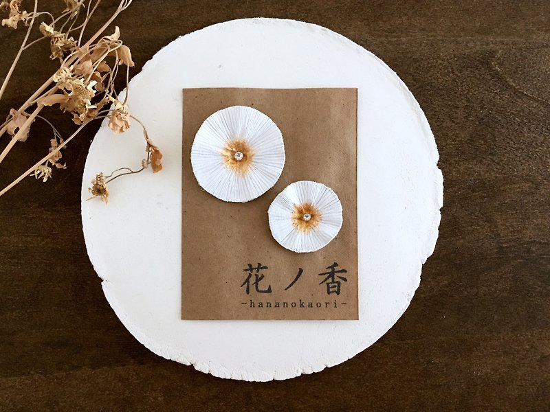 Brooch: flower (Round · White color) 【2 brooches set】 - Brooches - Cotton & Hemp White