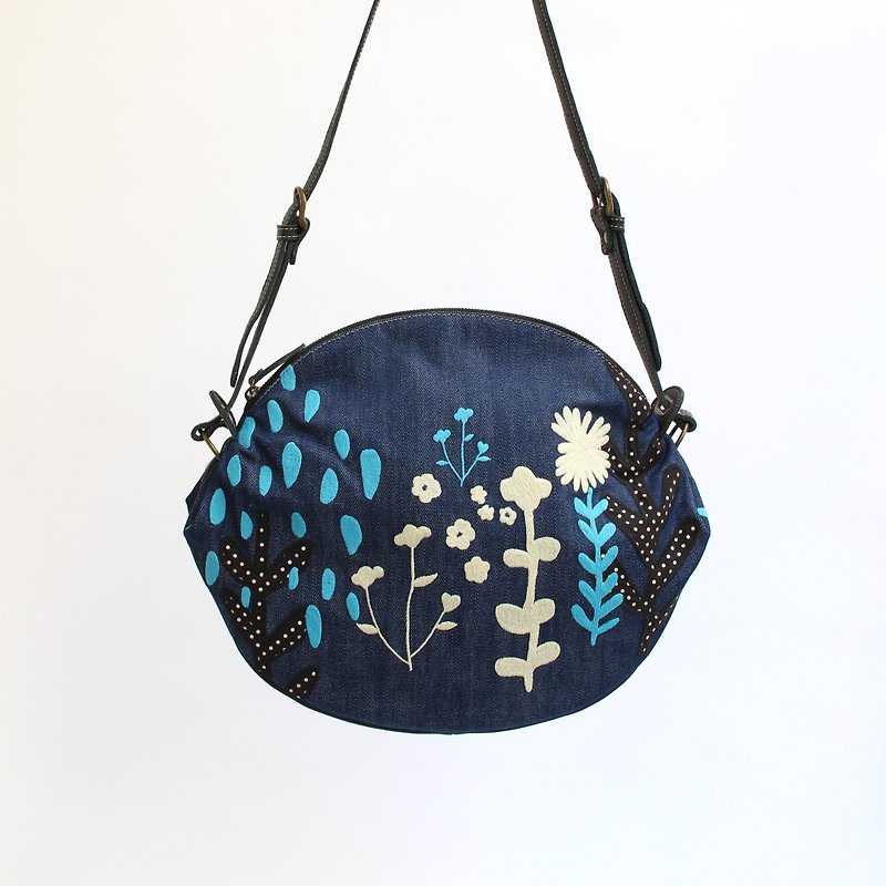 Shower razor embroidery / shoulder bag - กระเป๋าแมสเซนเจอร์ - ผ้าฝ้าย/ผ้าลินิน สีน้ำเงิน