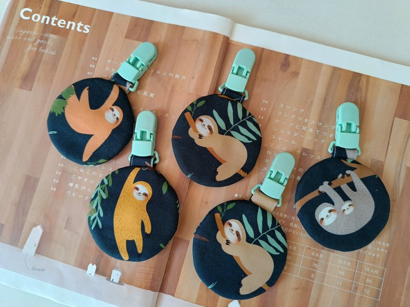 【5日以内発送】ナマケモノ 御守り入れ ベビーギフト お守り袋 - 出産祝い用贈物 - コットン・麻 多色