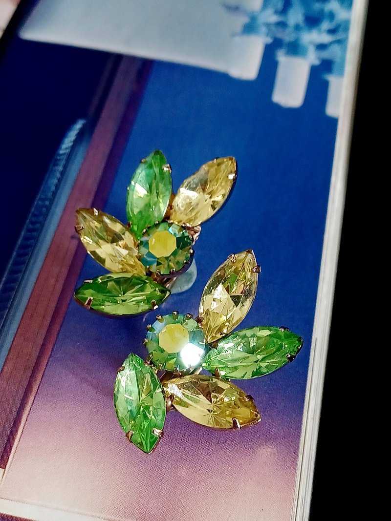 vintage jewelry elegant yellow and green floral rhine clip-on earrings - ต่างหู - โลหะ 