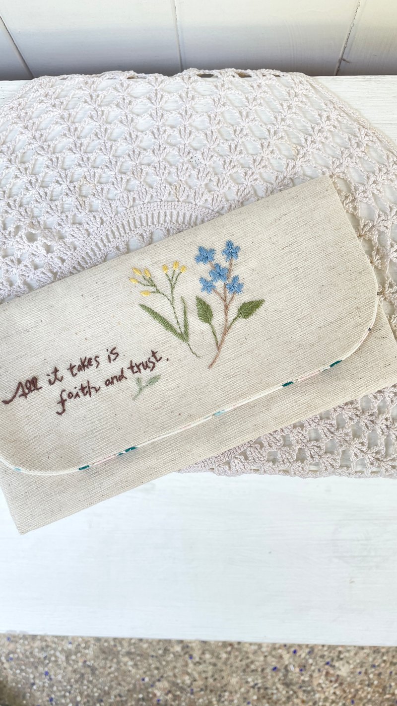 【芳小姐手作】勿忘我。刺繡布作現金存摺收納袋 禮物 - 化妝包/收納袋 - 棉．麻 多色