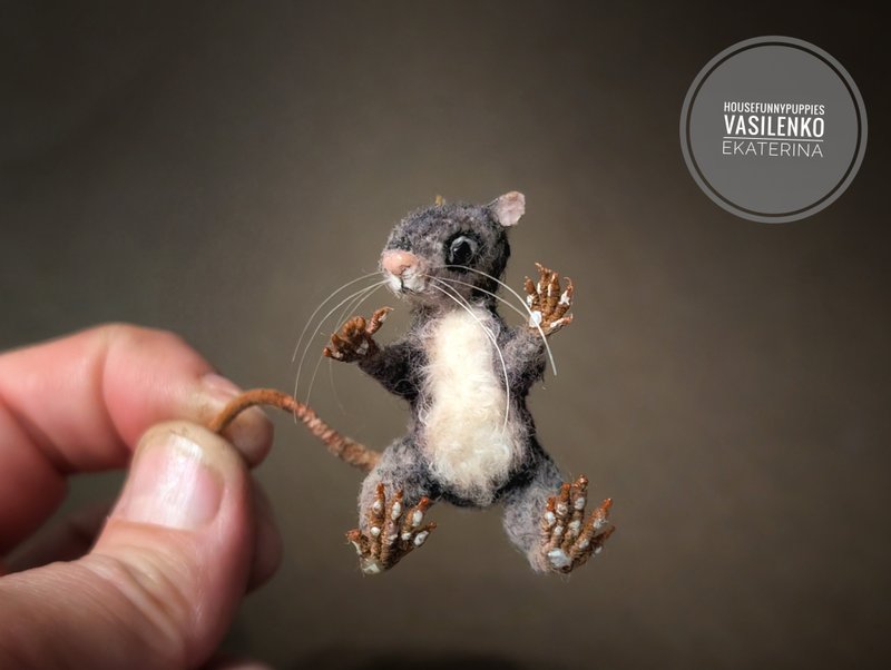 Cute rat. Crocheted miniature. 4 cm. - 公仔/玩偶 - 其他材質 灰色