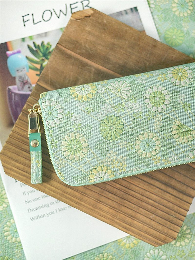 The Western Formation is made of gold. Sugar flowers. green. Cloth clip/wallet/wallet - กระเป๋าสตางค์ - ผ้าไหม สีเขียว