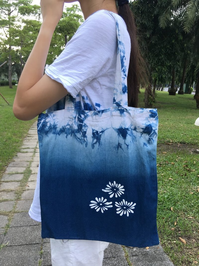 天然手工藍染型染帆布袋 - 手提包/手提袋 - 棉．麻 藍色