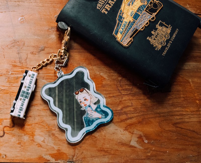 太陽眼鏡女孩 壓克力鏡面吊飾 - 彩妝刷具/鏡子/梳子 - 塑膠 多色