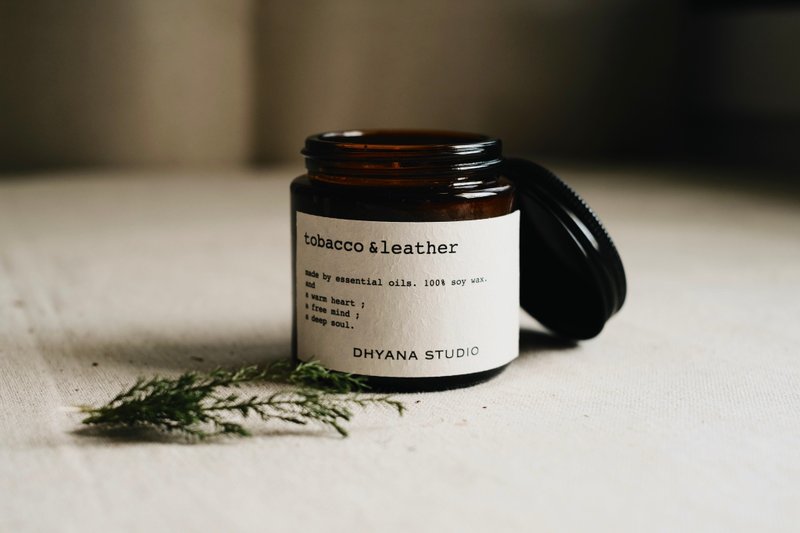 Tobacco&leather natural soy scented candle - เทียน/เชิงเทียน - น้ำมันหอม สีกากี