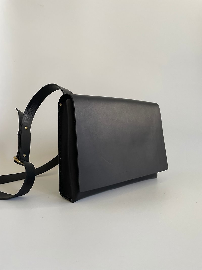 small shoulder bag - กระเป๋าแมสเซนเจอร์ - หนังแท้ สีดำ