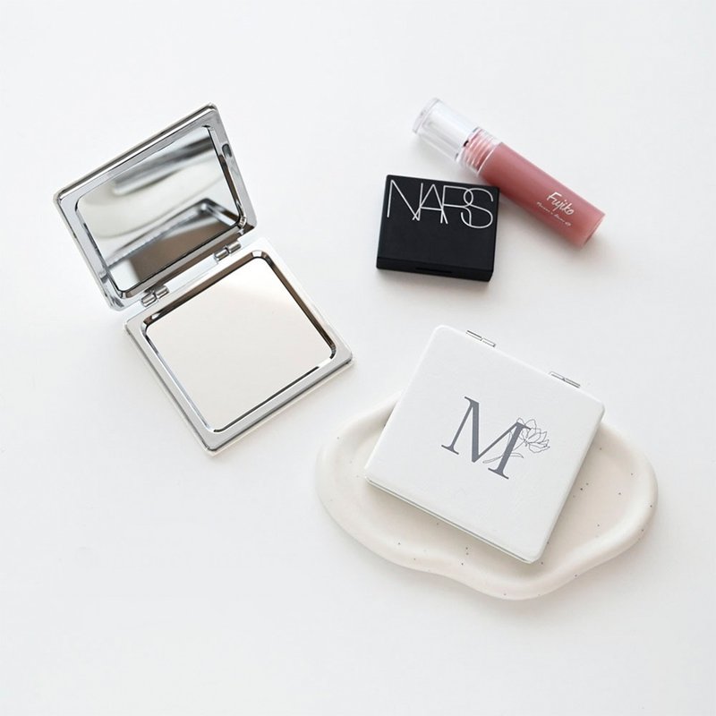 【方形隨身鏡 字母與花】客製字母摺疊手鏡 補妝鏡 禮物 HE26U - 彩妝刷具/鏡子/梳子 - 人造皮革 白色