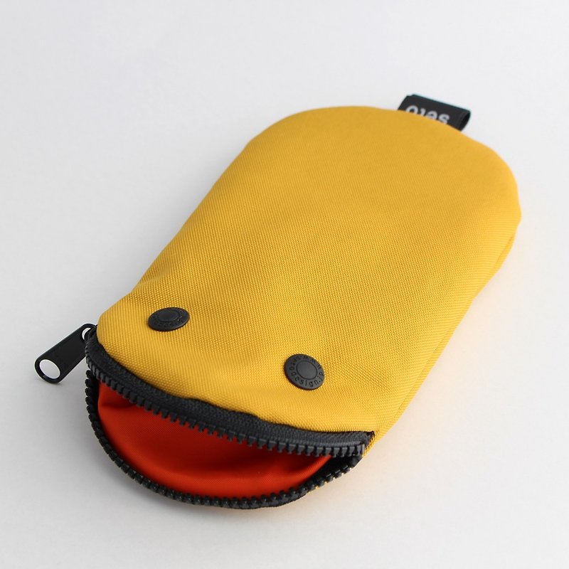 The creature iPhone case　Pencil case　Oval　Yellow - กระเป๋าเครื่องสำอาง - เส้นใยสังเคราะห์ สีเหลือง