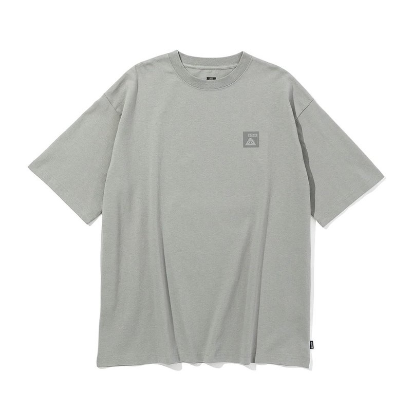 日本限定 POLER SUMMIT RELAX FIT TEE 經典LOGO舒適寬版短T / 灰 - 男 T 恤 - 棉．麻 灰色