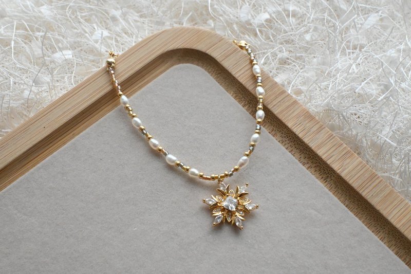 snowflake pearl bracelet • Small bracelet pearl bestie bracelet winter style - สร้อยข้อมือ - วัสดุอื่นๆ ขาว