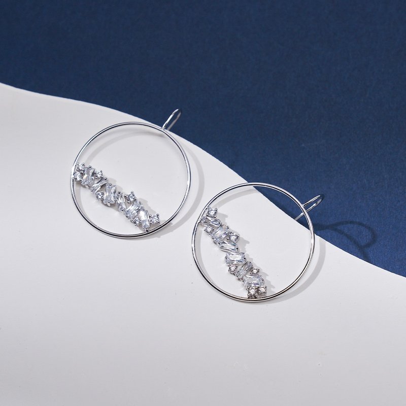 Circle sparkling row of diamond shaped earrings, environmentally friendly electroplated row of diamond design, sparkling - ต่างหู - ทองแดงทองเหลือง สีเงิน