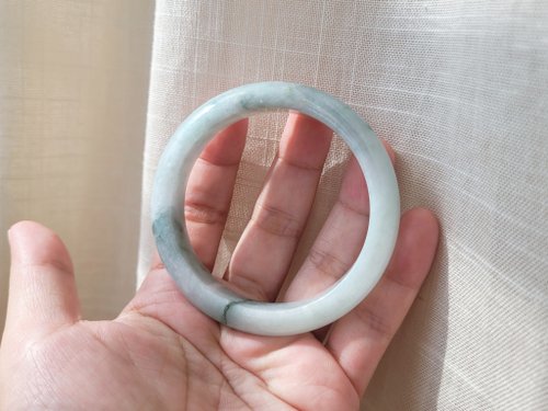 純粋な翡翠] 天然翡翠グリーンの背景にグリーンの花が浮かぶ層状