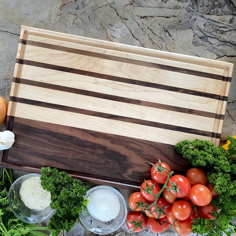 Designed in New York North American Hardwood Cutting Board - ถาดเสิร์ฟ - ไม้ สีนำ้ตาล