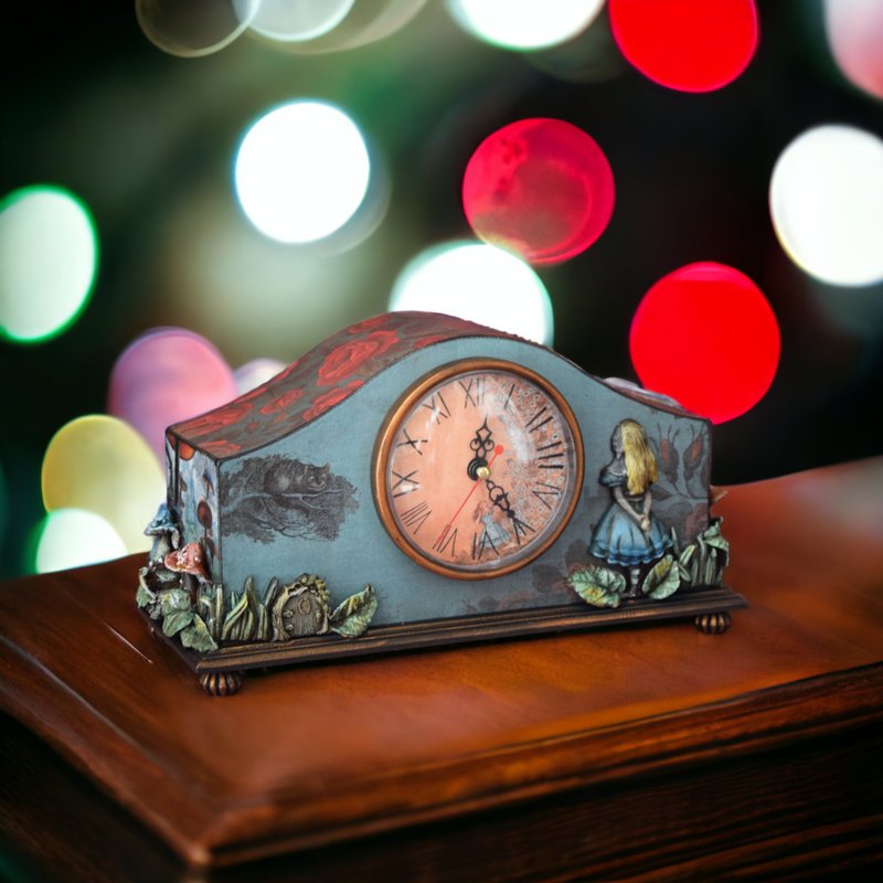 Table Clock Alice in Wonderland with mushrooms - 時鐘/鬧鐘 - 木頭 多色