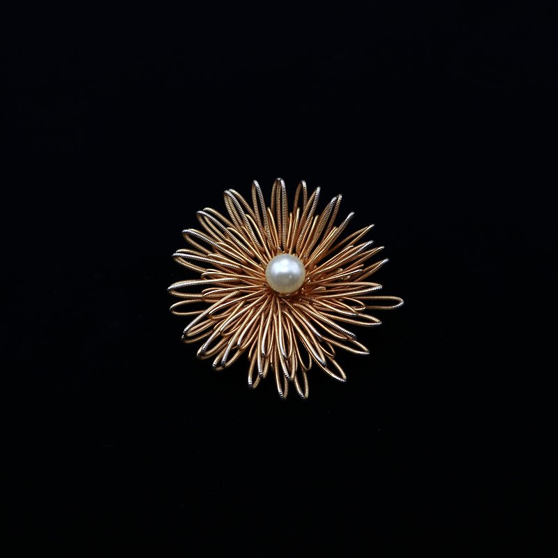 Pumpkin Vintage. Retro Radiation Gold Flower Pearl Brooch - เข็มกลัด - วัสดุอื่นๆ 