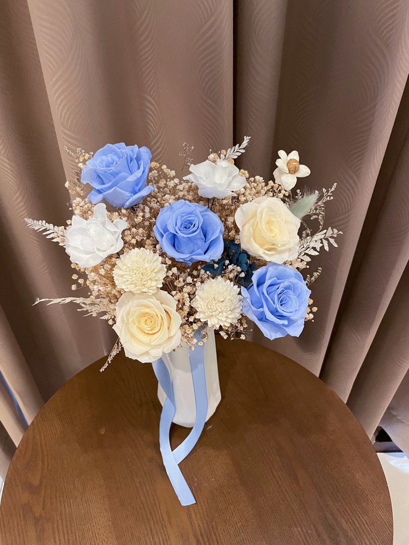 Light blue champagne eternal bouquet wedding bouquet bridal bouquet - ช่อดอกไม้แห้ง - พืช/ดอกไม้ สีน้ำเงิน