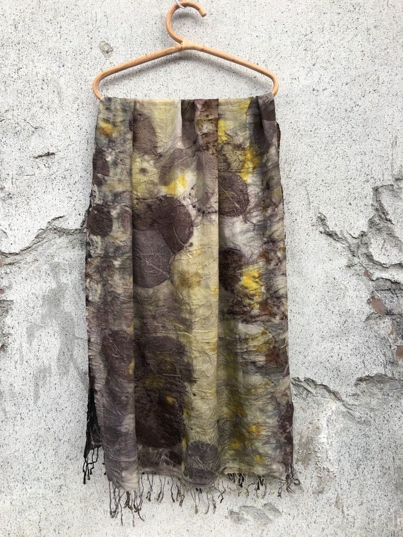 Natural plant dyeing--plant printing wool scarf - ผ้าพันคอถัก - ขนแกะ สีกากี