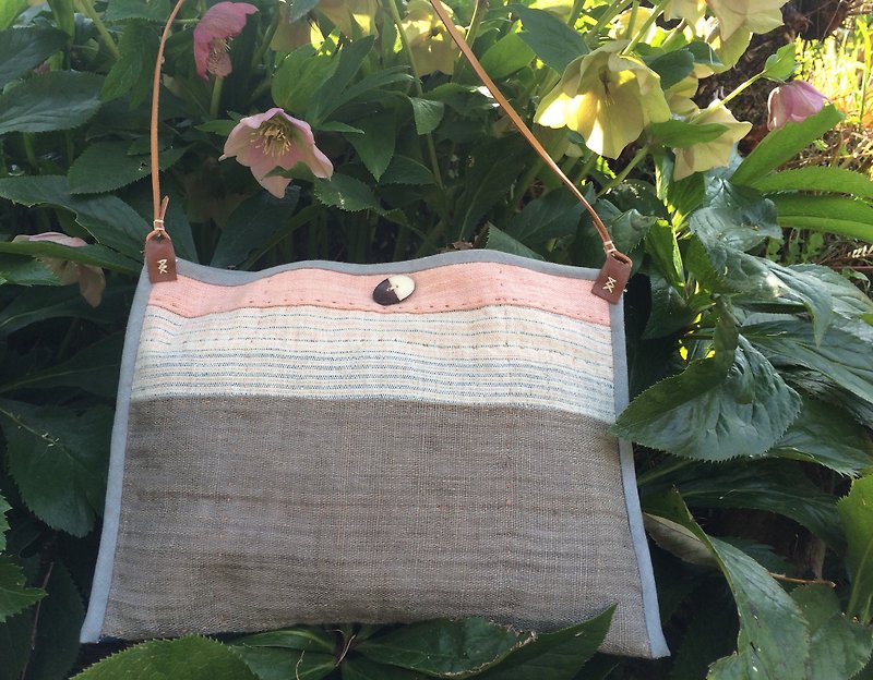 Hand-woven hemp shoulder bag quilt A - กระเป๋าแมสเซนเจอร์ - ผ้าฝ้าย/ผ้าลินิน 