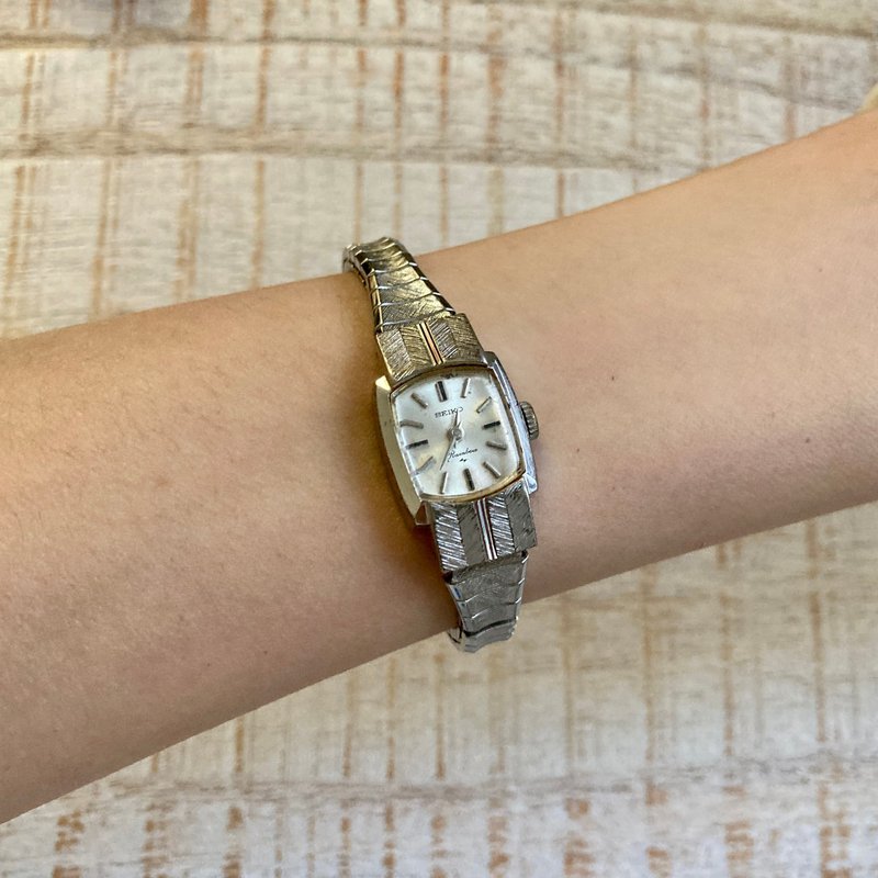 SEIKO 圓弧方形銀色 錶耳交叉紋 少見彈性錶帶 手動上鏈機械錶 - 女錶 - 其他金屬 銀色