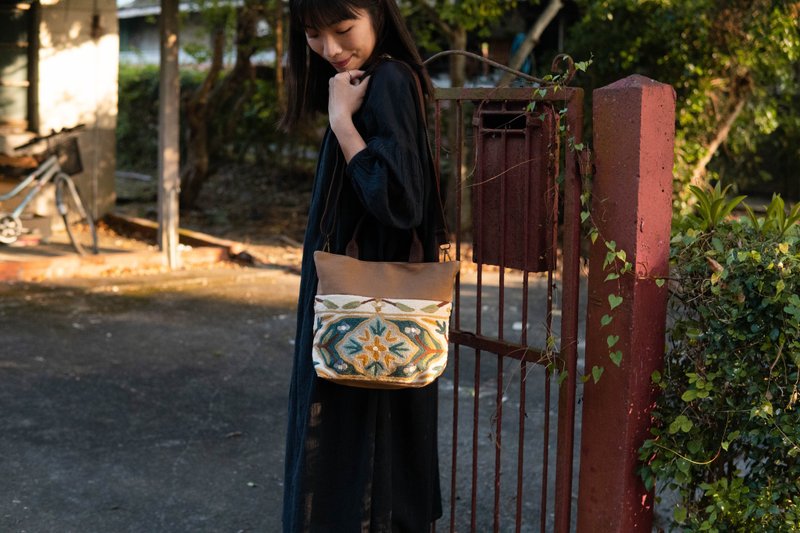 Wool Hand Embroidered Tote Shoulder Bag - Lake Bottom Secret - กระเป๋าแมสเซนเจอร์ - ขนแกะ หลากหลายสี