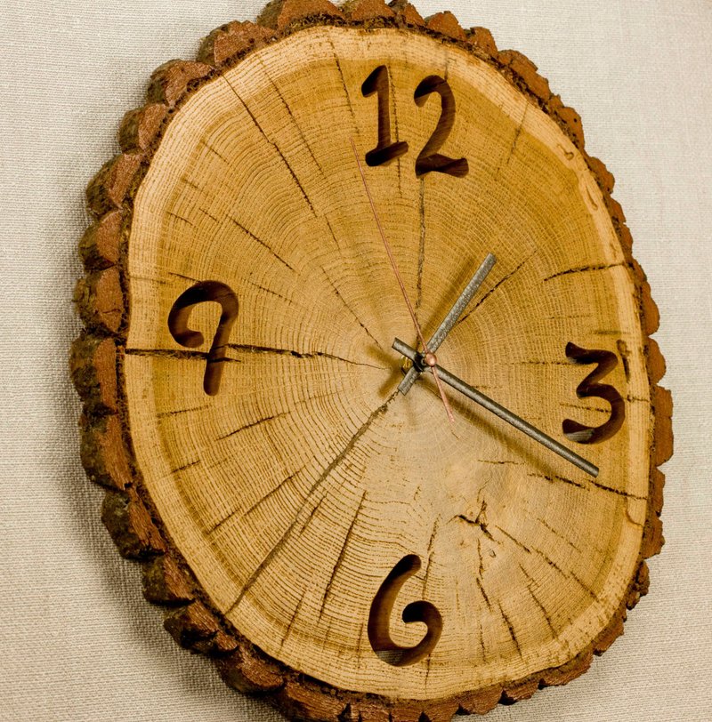 The wall clock is made from a natural slice of oak wood - นาฬิกา - ไม้ 