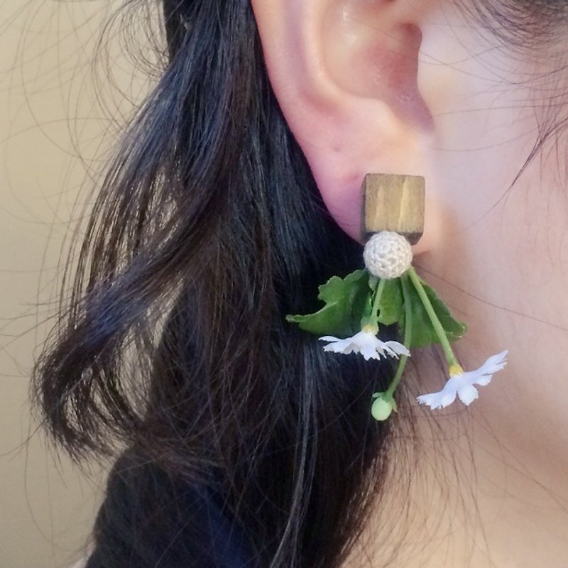 mebuki earring (daisy-white) for one ear - ต่างหู - วัสดุอื่นๆ สีเขียว