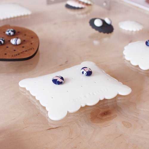 餅乾工廠 Cookie Factory 手工白瓷耳環收納與展示架 純白瓷 Pillow雲朵枕頭造型 一只