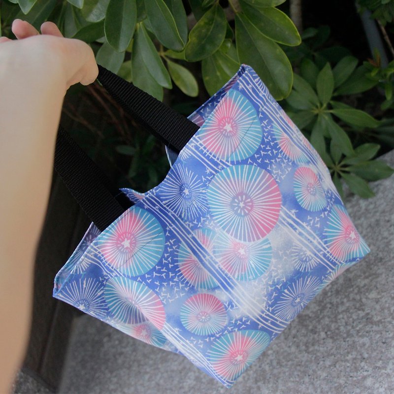 Lightweight floral tote bag tote bag lunch bag - กระเป๋าถือ - ผ้าฝ้าย/ผ้าลินิน หลากหลายสี