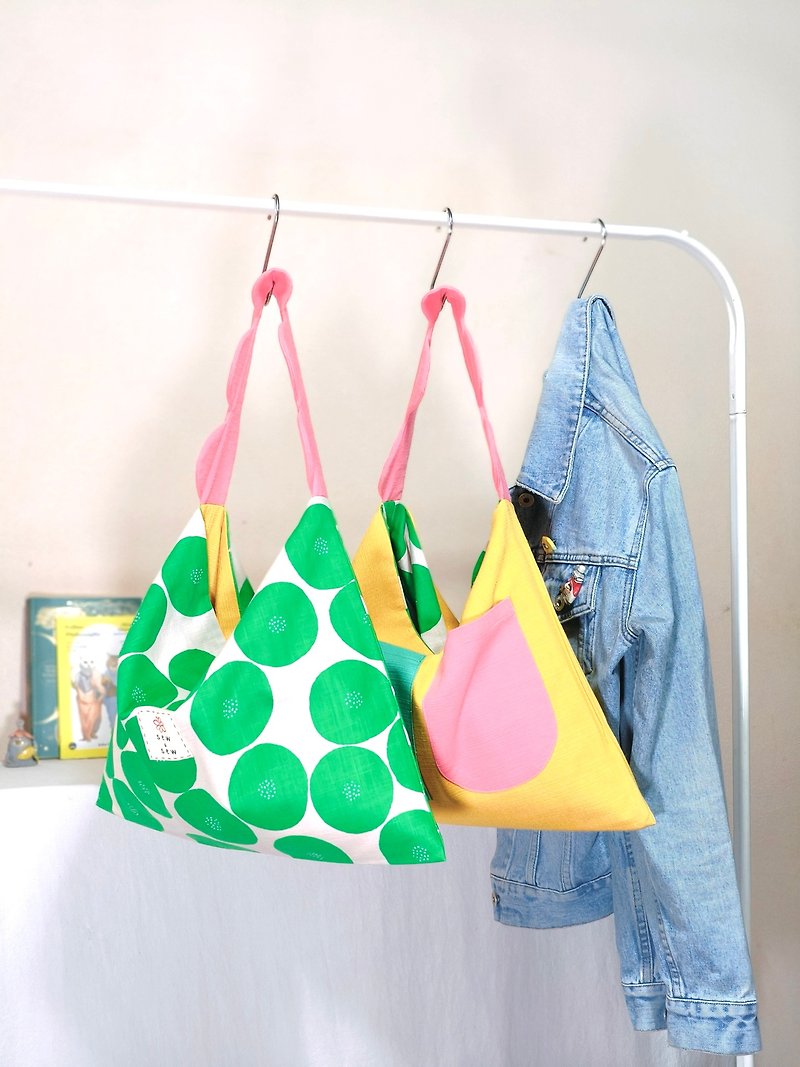 Green polka dot Japanese hobo bag with old rose flower strap and reversible bag - กระเป๋าถือ - ผ้าฝ้าย/ผ้าลินิน สีเขียว