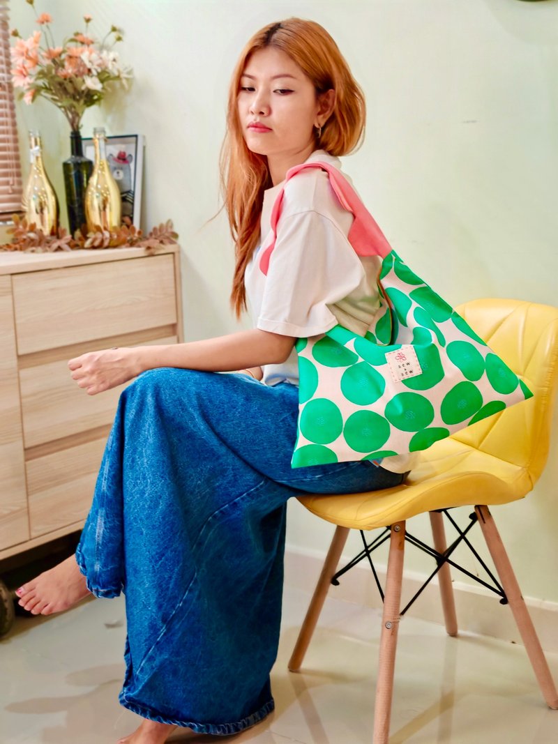 オールドローズフラワーストラップとリバーシブルバッグが付いたグリーンの水玉模様の日本製ホーボーバッグ - トートバッグ・ハンドバッグ - コットン・麻 グリーン