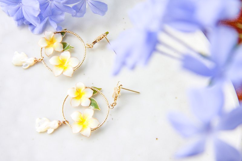 [Frangipani Earrings] Handmade Original Earrings Bronze Resin Elegant Earrings/Ear Clips Jewelry Gifts - Earrings & Clip-ons - Resin Yellow