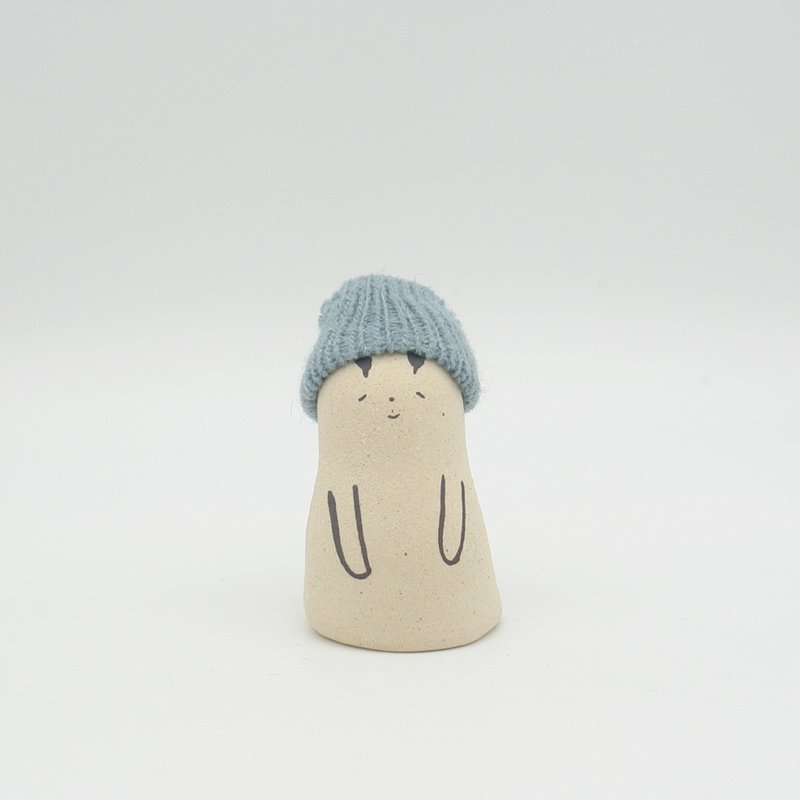 手作り陶人形　ニット帽をかぶったうさぎさん　Sサイズ - 擺飾/家飾品 - 陶 卡其色