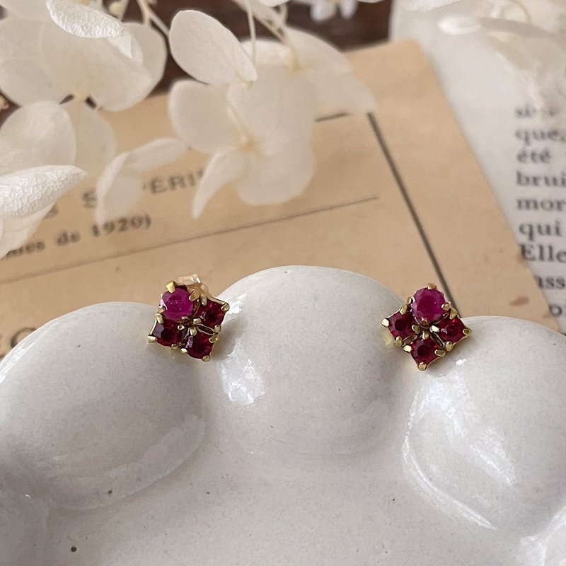 14kgf Gemstone-quality ruby ​​and vintage glass stone small square bijou earrings OR non-hole earrings/metal allergy compatible/July birthstone - ต่างหู - เครื่องเพชรพลอย สีแดง