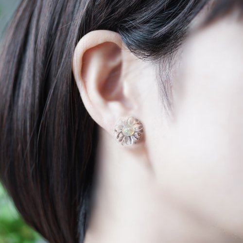 【2024】お歳暮・冬ギフト 水晶とオパールによる宝石のお花のサージカルステンレスピアス ピアス