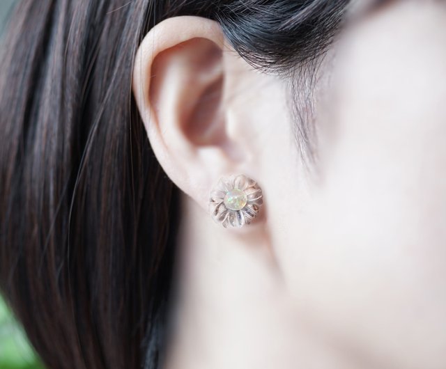 水晶とオパールによる宝石のお花のサージカルステンレスピアス