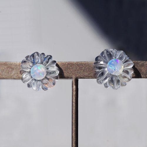 水晶とオパールによる宝石のお花のサージカルステンレスピアス