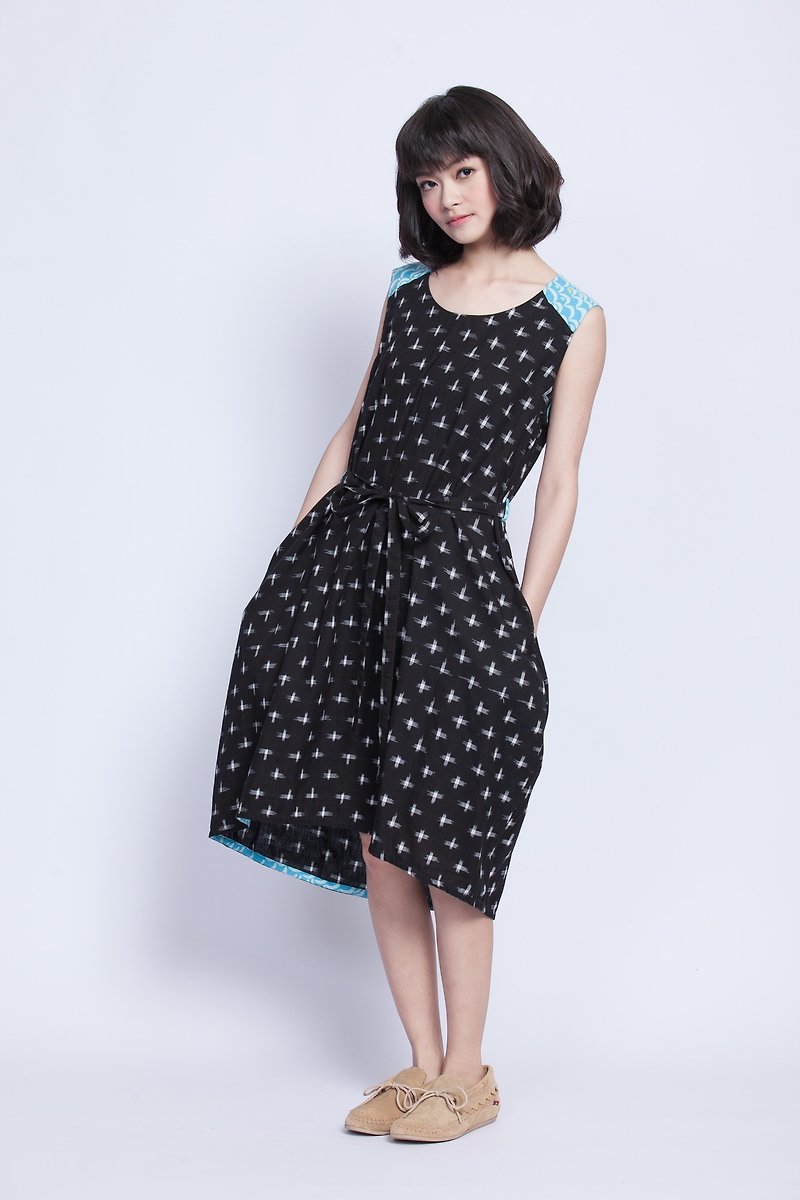 Laced Pompon Dress - Rainy Night Star - Fair Trade - ชุดเดรส - ผ้าฝ้าย/ผ้าลินิน สีดำ