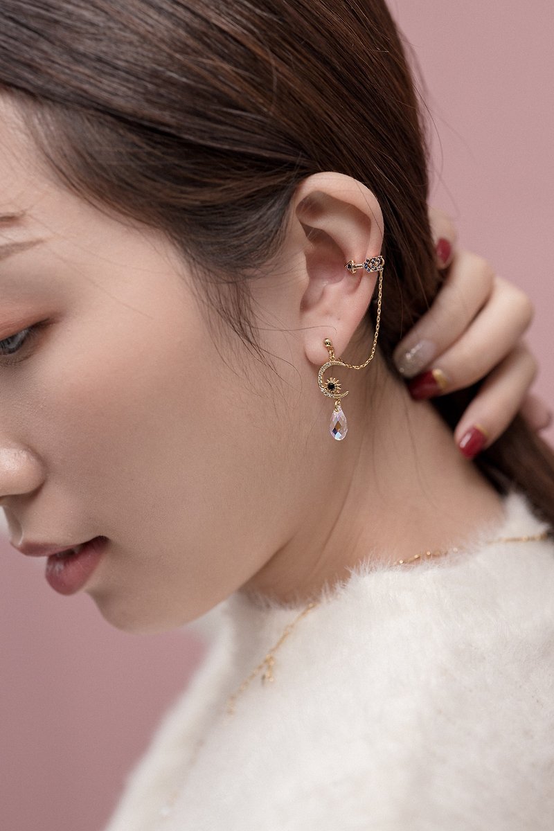 Sandra Moon Crystal Bone Clamp Earrings - ต่างหู - คริสตัล สีทอง